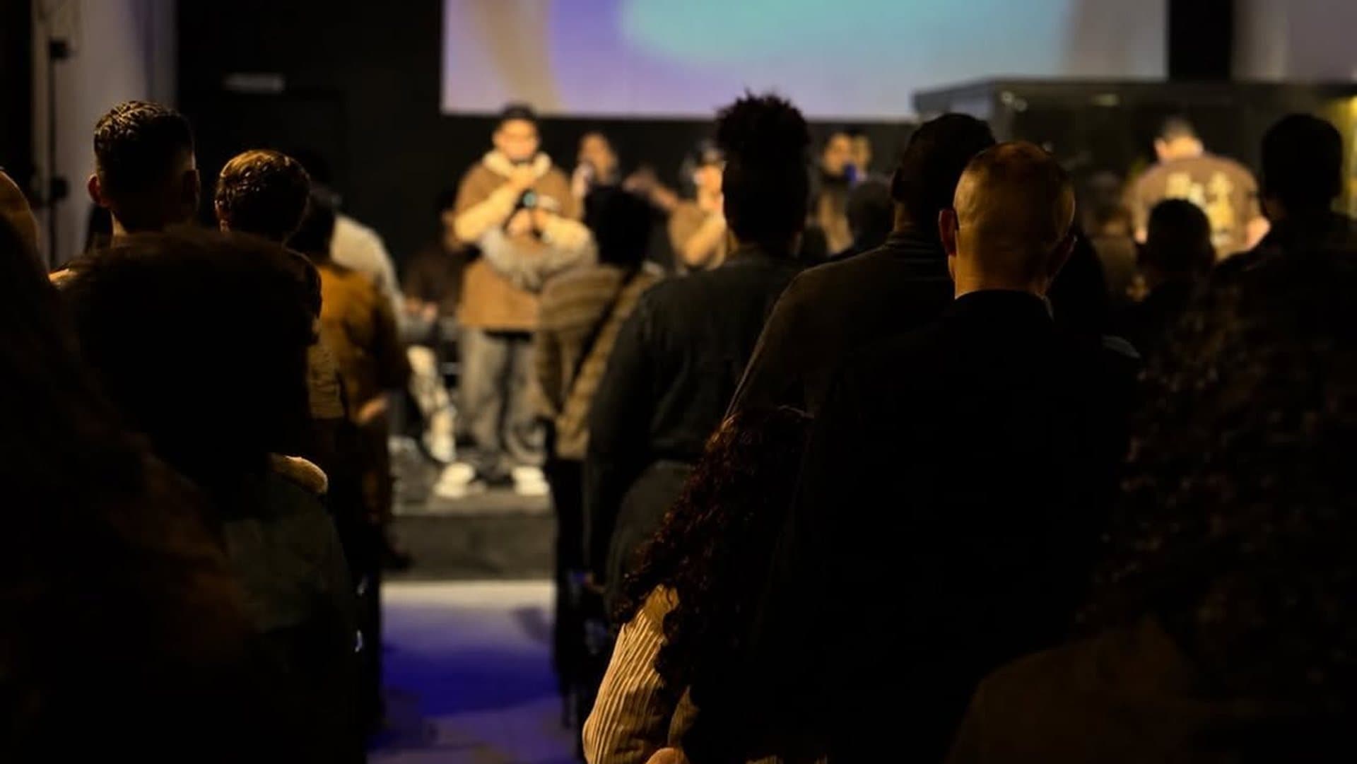 Congregação reunida no culto da Tetelestai Church